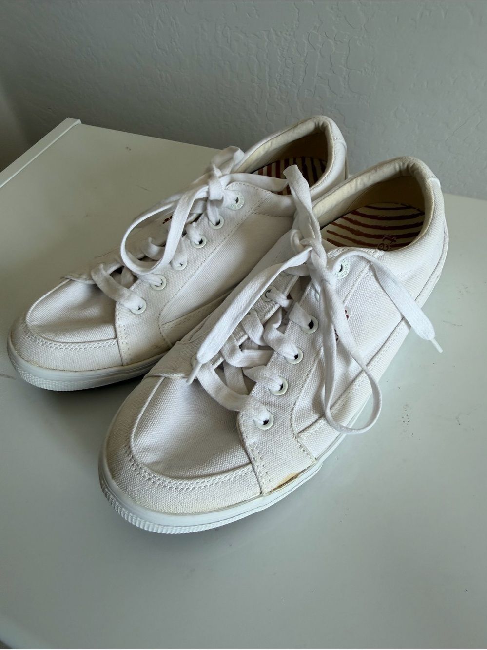 Taos Moc Star White Canvas Low Top Lace-Up Sneakers 9W